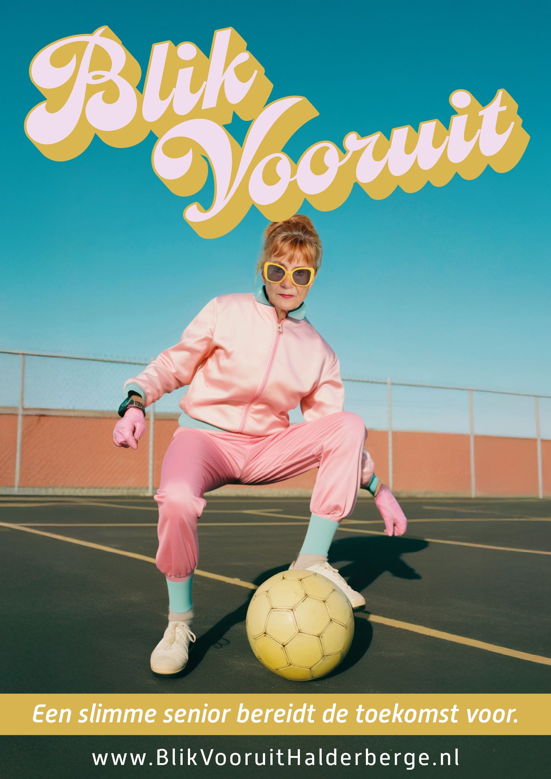 Een persoon in roze sportkleding staat op een sportveld en poseert met een voetbal. De tekst luidt