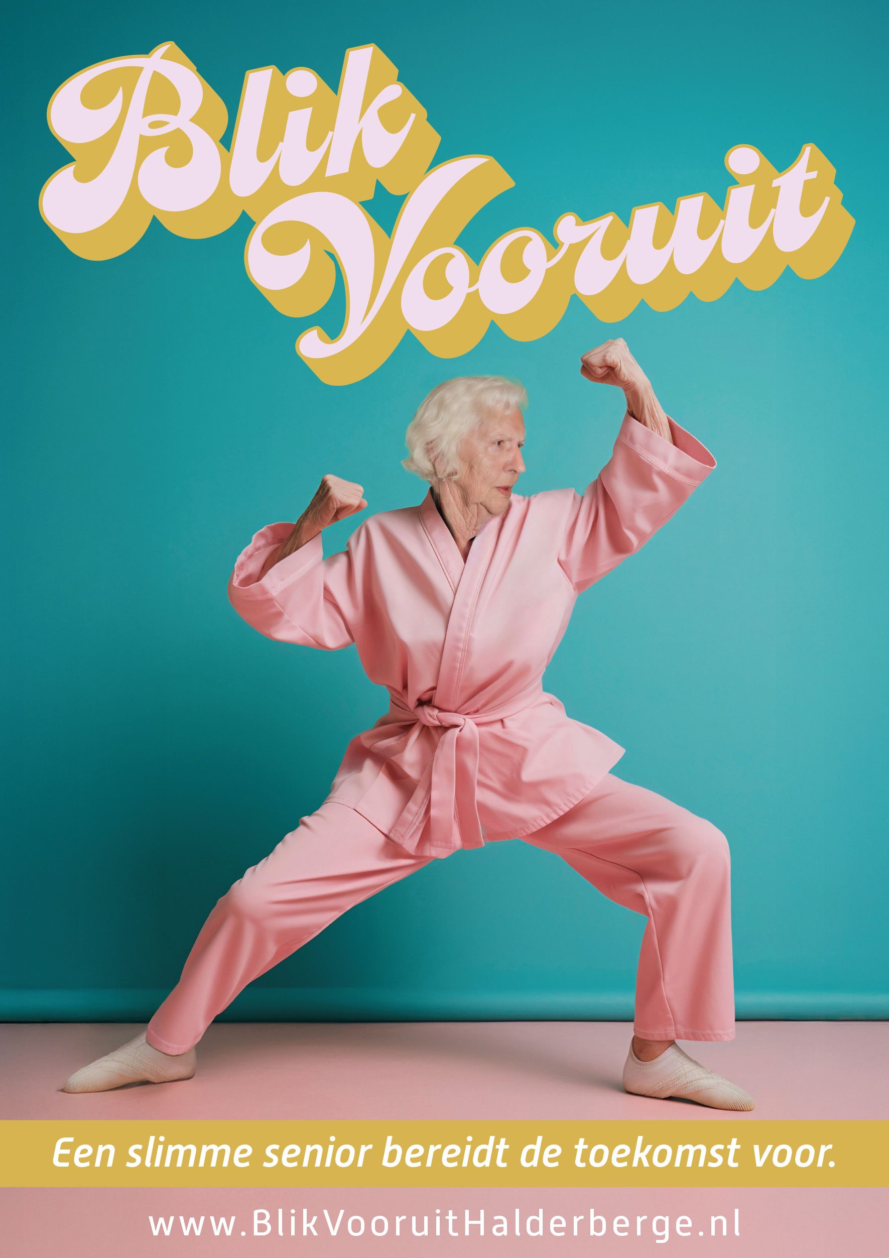 Een oudere persoon in een roze vechtsportuniform poseert in een gevechtshouding. De tekst luidt