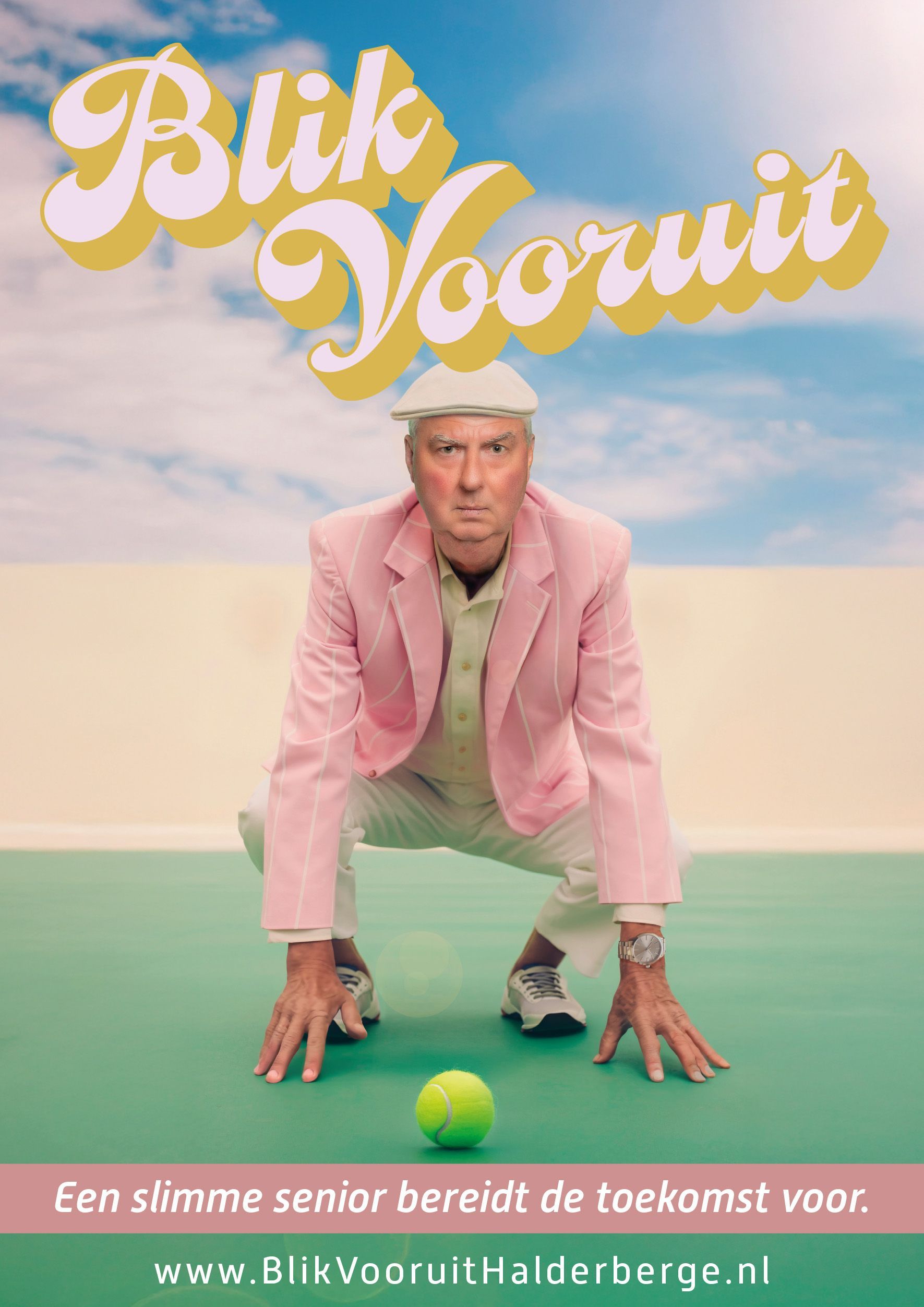 Een persoon in een roze blazer en witte pet hurkt in de houding van een sprinter op een groene baan met een tennisbal.