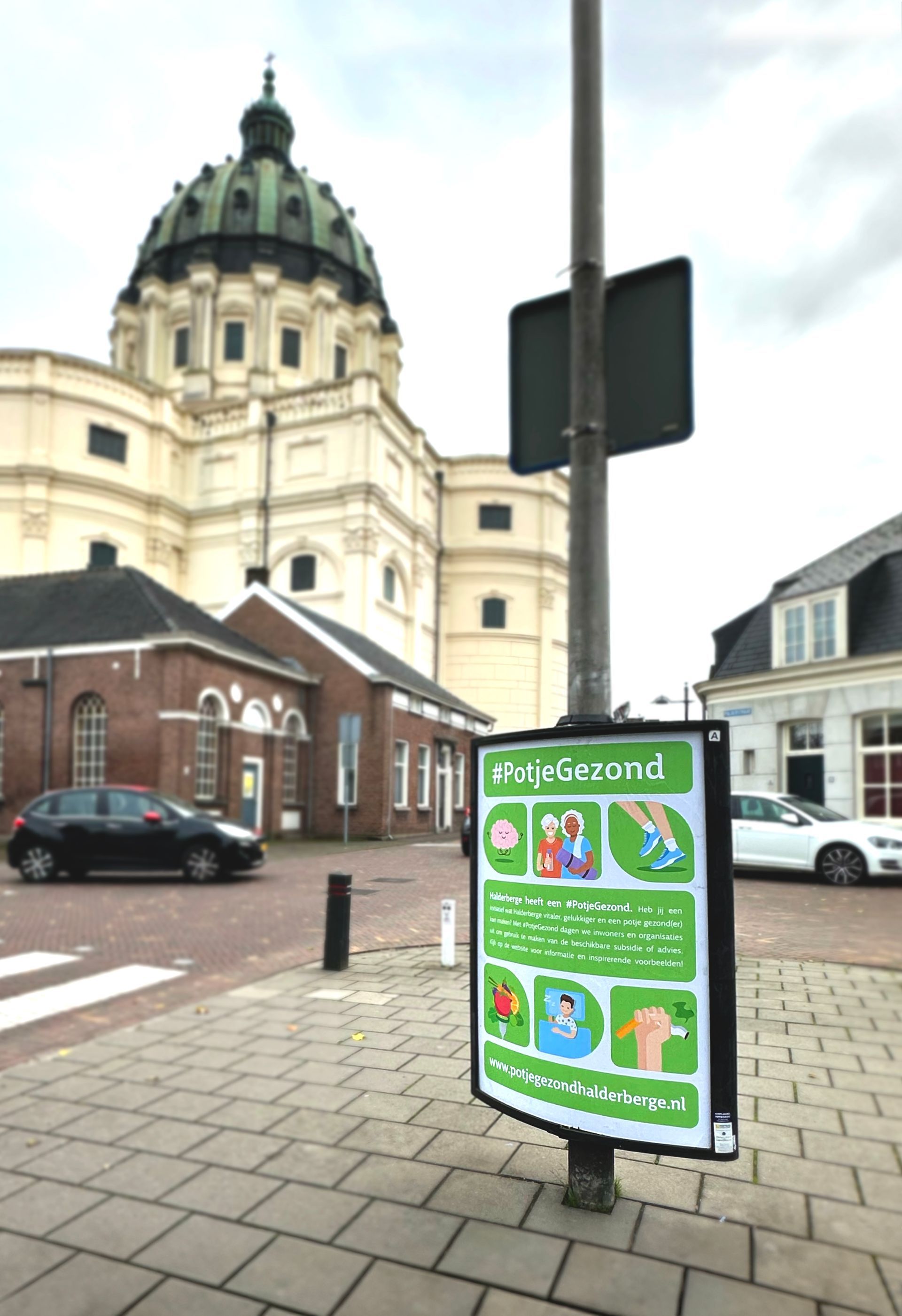 Een bordje op een paal met de tekst 'blijf braaf' erop