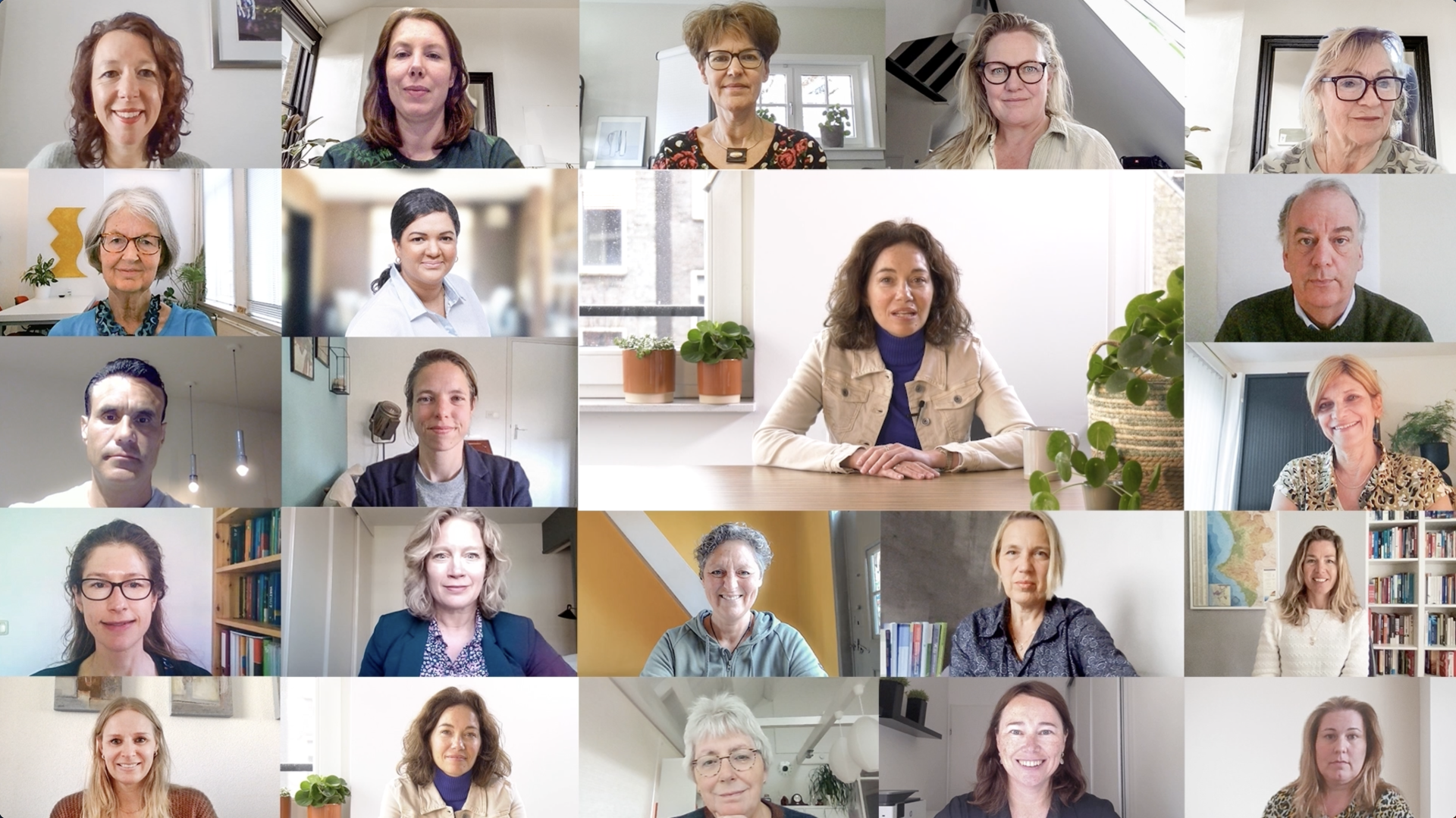 Een groep mensen zit aan een tafel tijdens een videogesprek.
