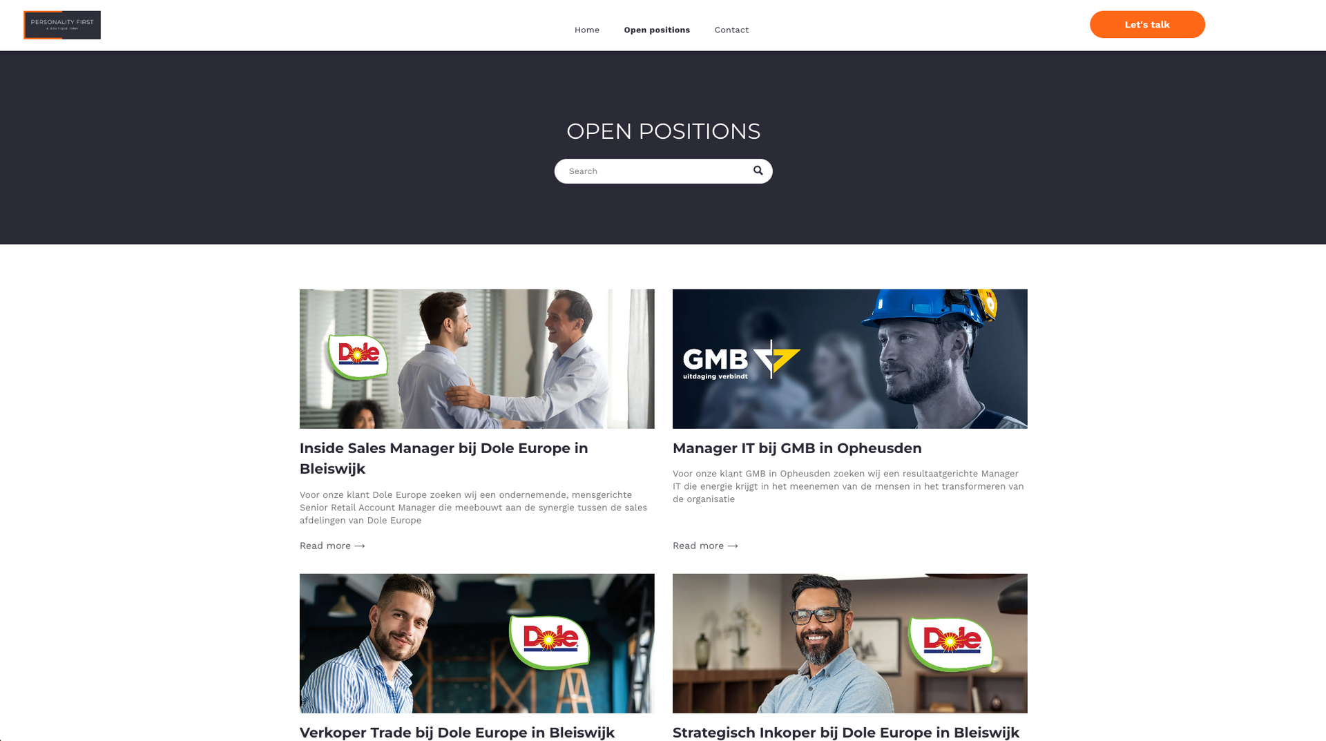 Een screenshot van een website waarop een man te zien is die de hand schudt van een andere man.