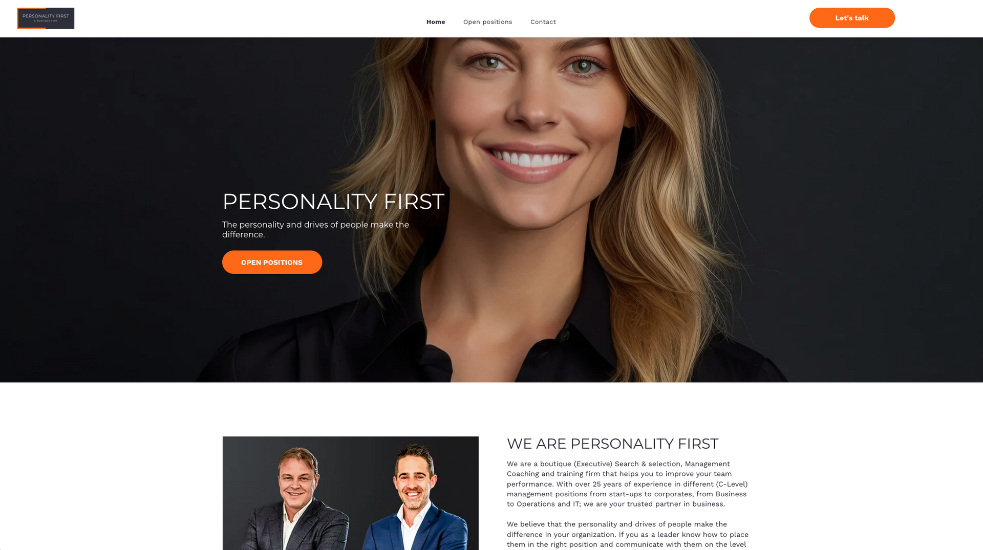 Een vrouw glimlacht op de homepage van een website.