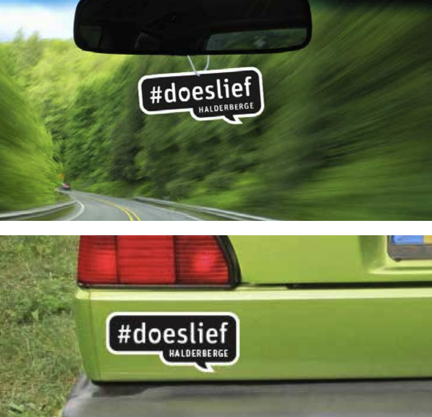 Een groene auto met een #doeslief sticker erop
