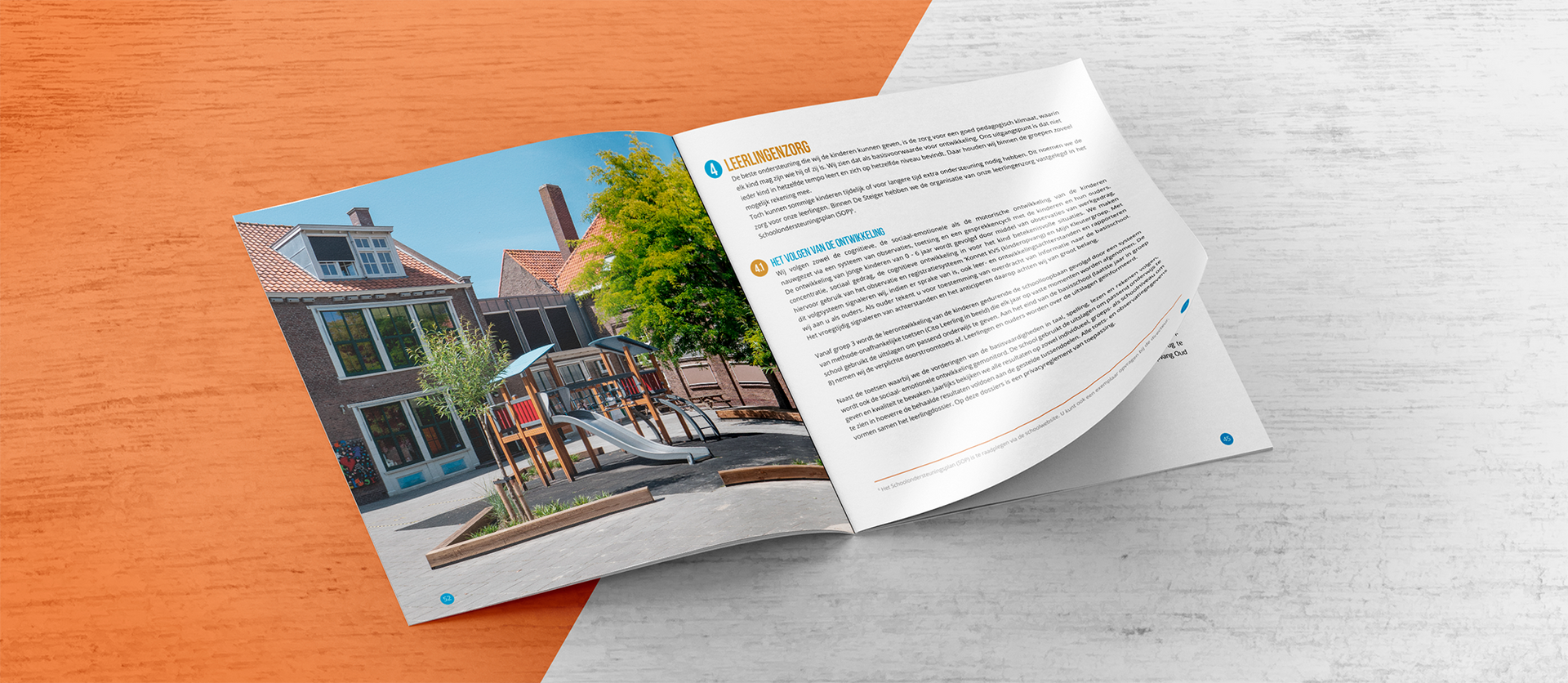 Een boek ligt open op een pagina met een afbeelding van een stad erop.