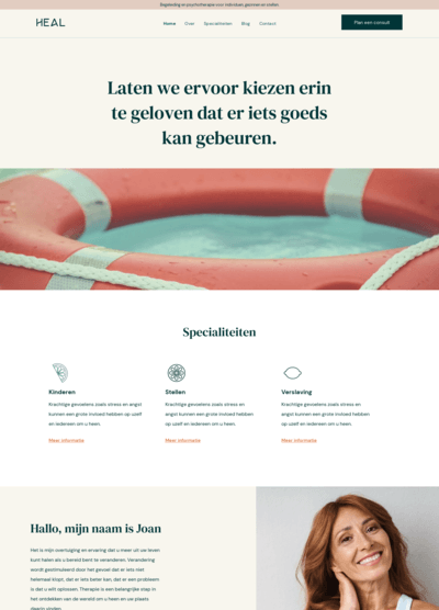 Een vrouw glimlacht voor een reddingsboei op een website.