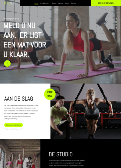 Een groep mensen doet oefeningen op yogamatten in een sportschool.