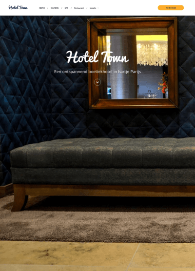 Een website van een hotelstad toont een bank en een spiegel