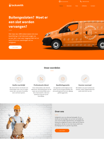 Een man in een overall staat voor een oranje busje.