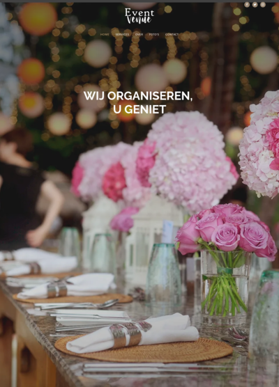 Een tafel gedekt voor een feestje met roze bloemen in vazen
