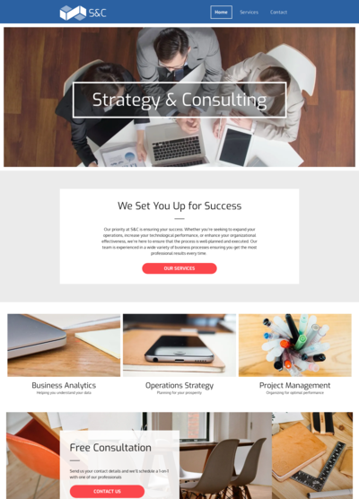 Een website voor strategie en consultancy toont een groep mensen die rond een tafel zitten met laptops.