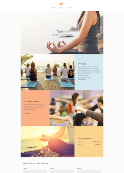 Een groep mensen zit op yogamatten op het strand.