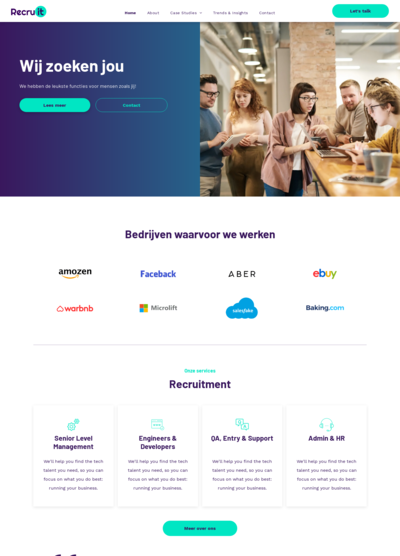 Een groep mensen staat rond een tafel op een website.