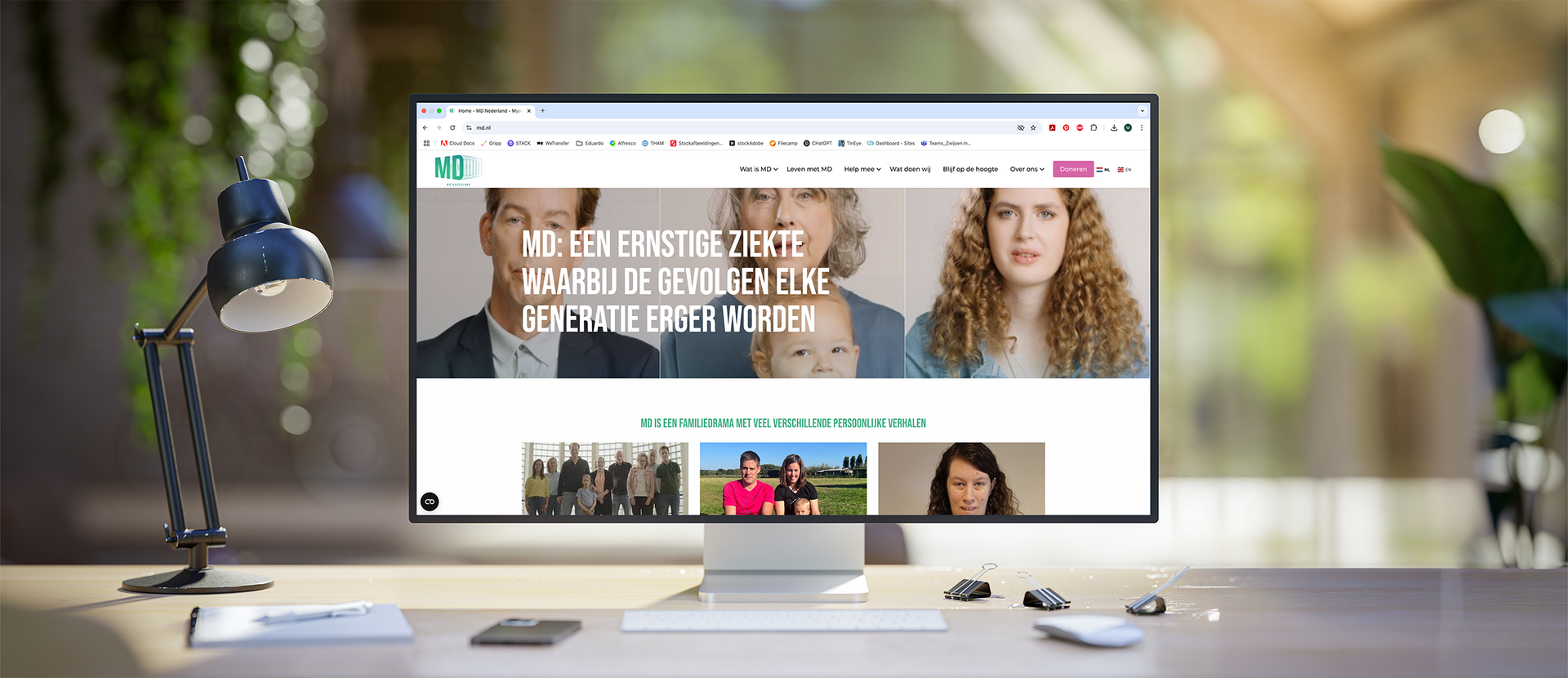 Een computerscherm staat op een bureau.