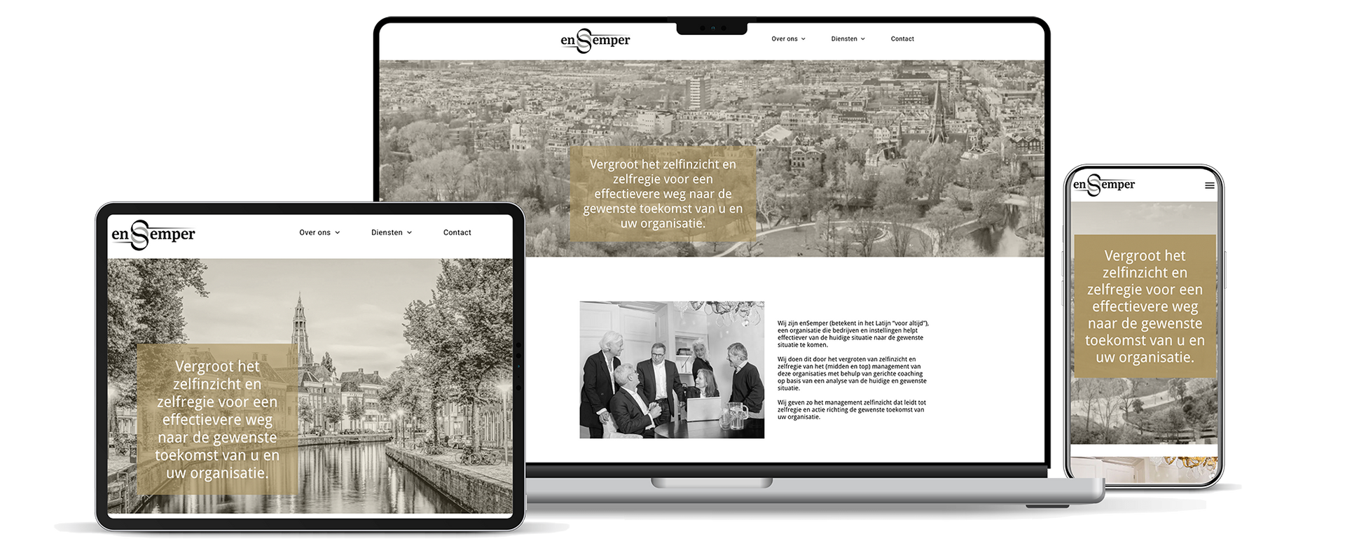 Een laptop, tablet en mobiele telefoon tonen een website.