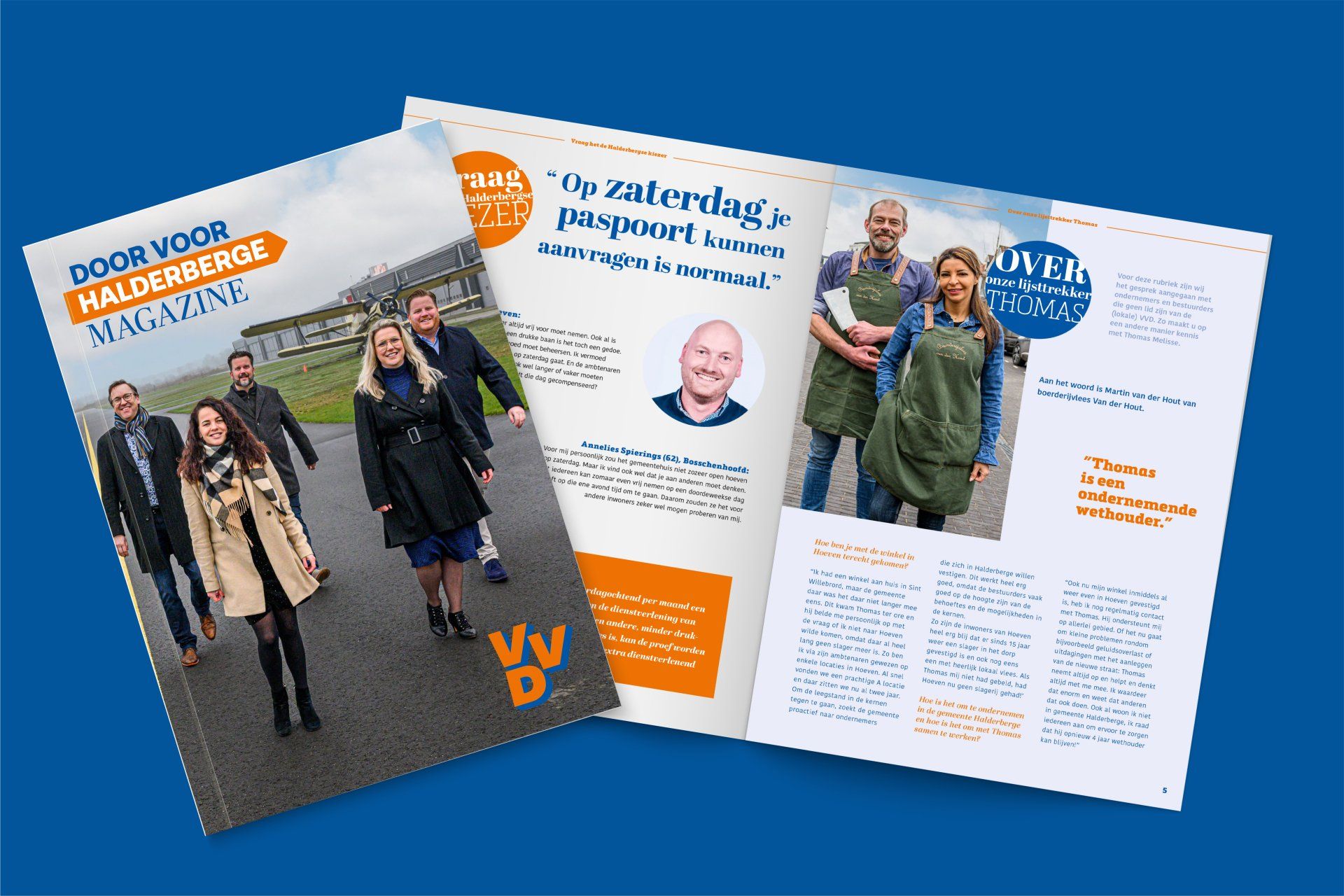 Een tijdschrift met een groep mensen die naast elkaar staan op een blauwe achtergrond.