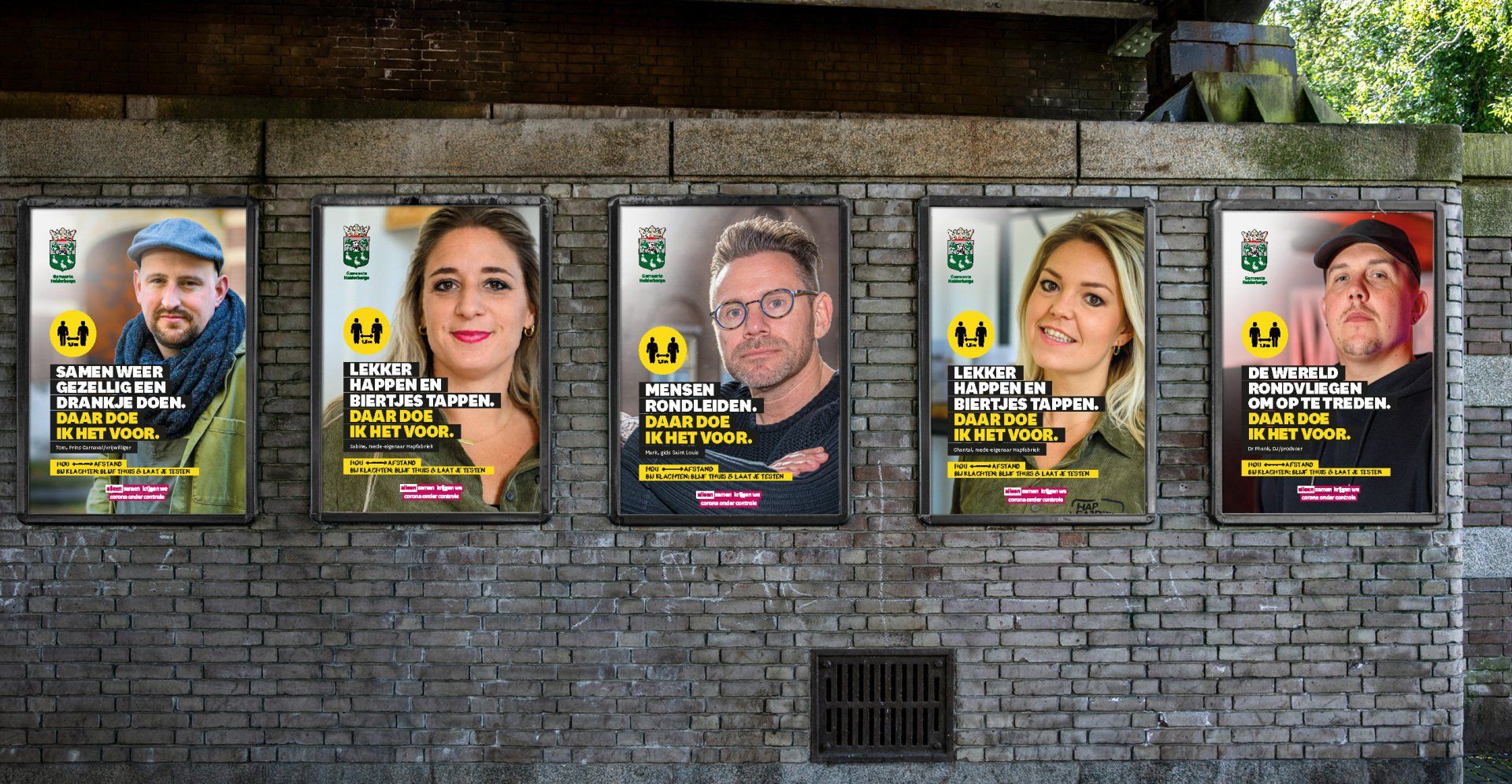 Een bakstenen muur met een heleboel posters erop