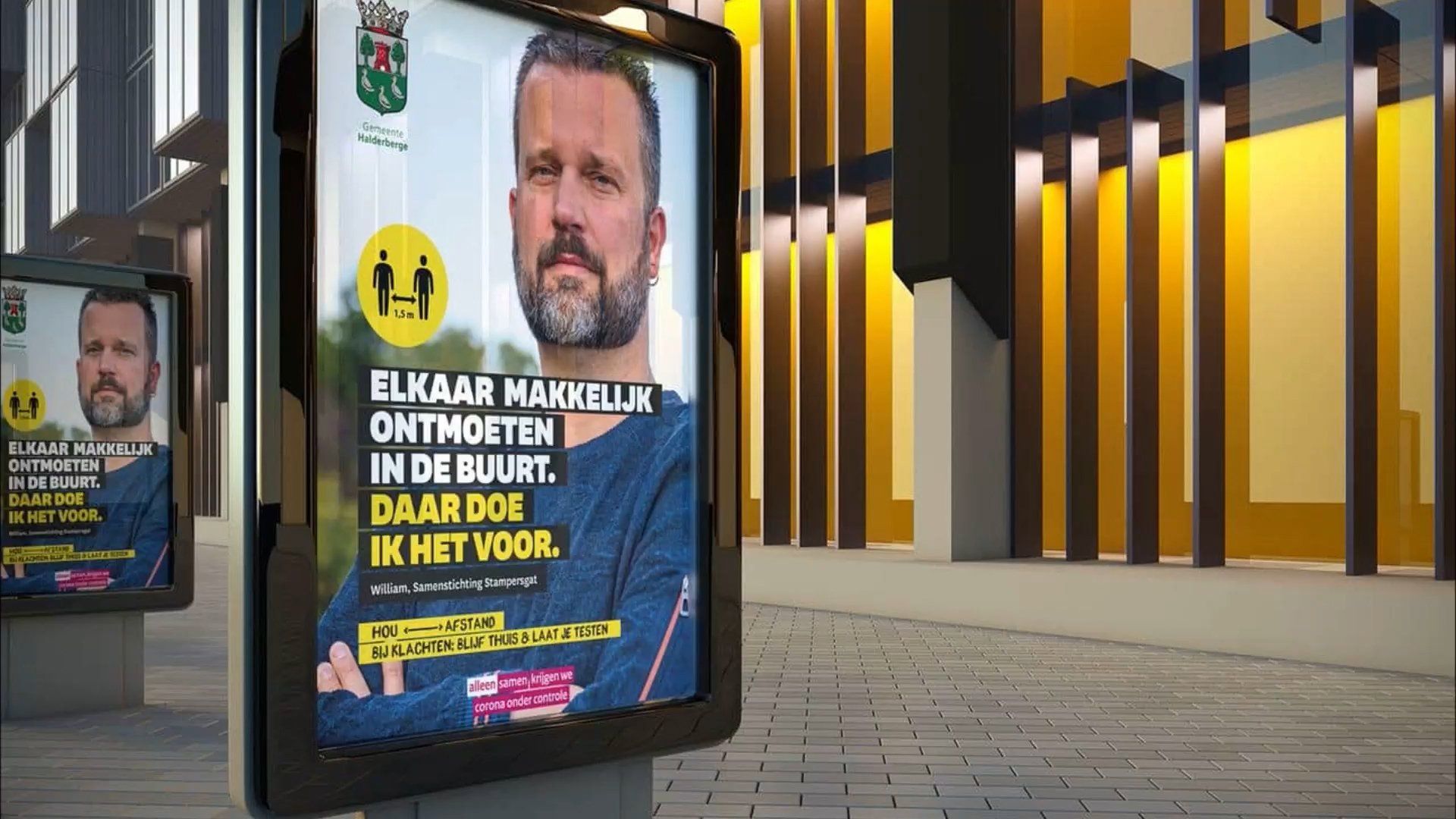 Een man met een baard staat op een billboard in een vreemde taal