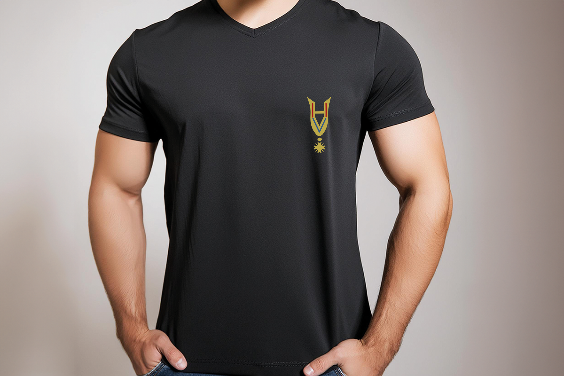 Een gespierd persoon draagt een zwart T-shirt, waarop links op de borst een klein, goudkleurig, sierlijk embleem staat