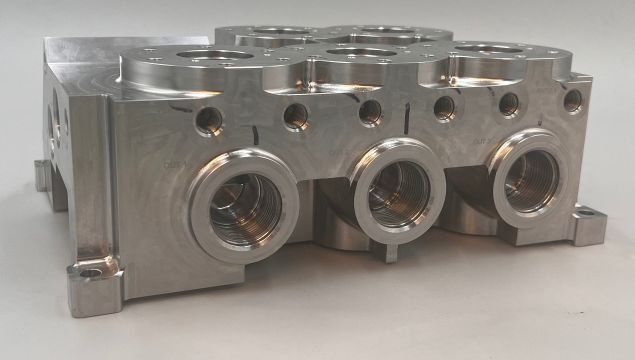 Manifold block with three ports