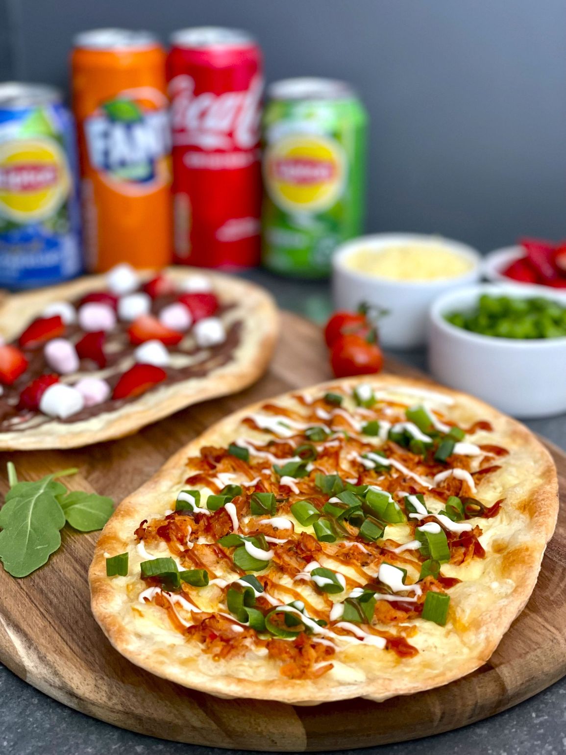 Op een houten snijplank ligt een pizza.