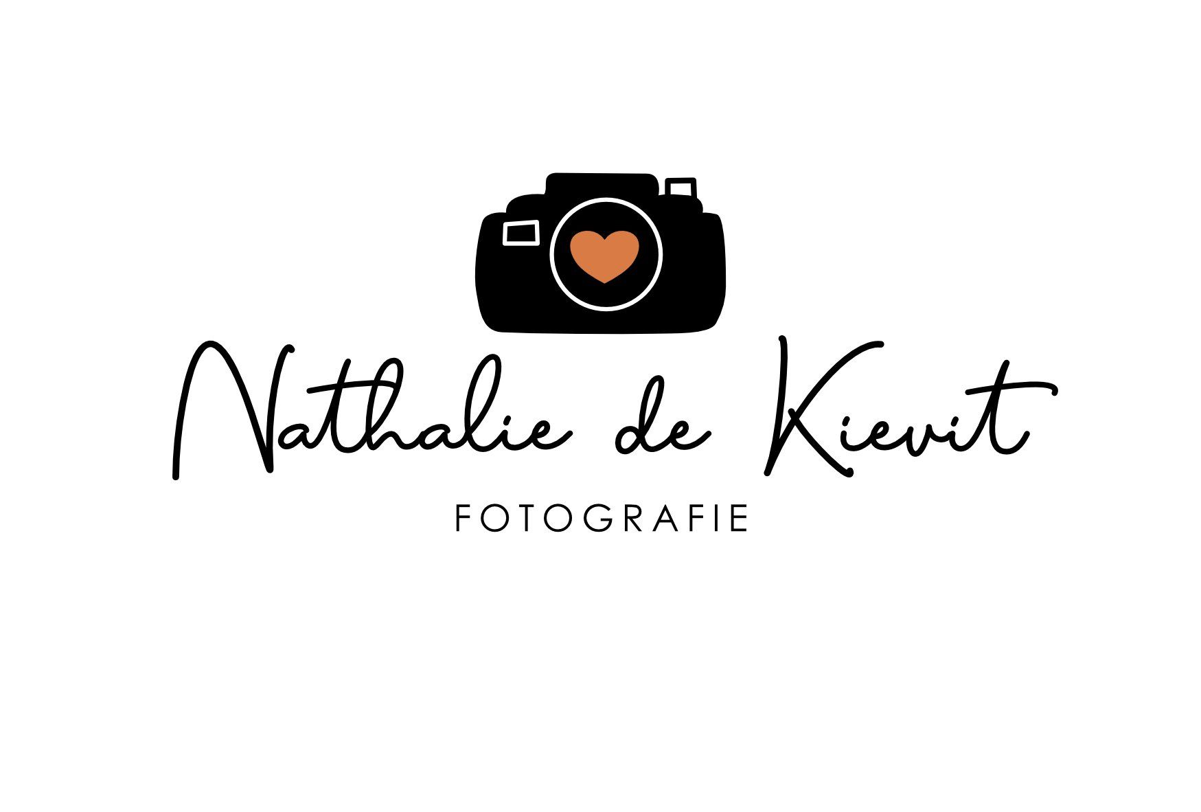Logo voor Nathalie de Kievit fotografie, met een zwarte camera, een hartje en sierlijke tekst.