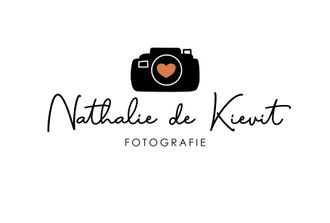 Logo voor Nathalie de Kievit fotografie, met een zwarte camera, een hartje en sierlijke tekst.