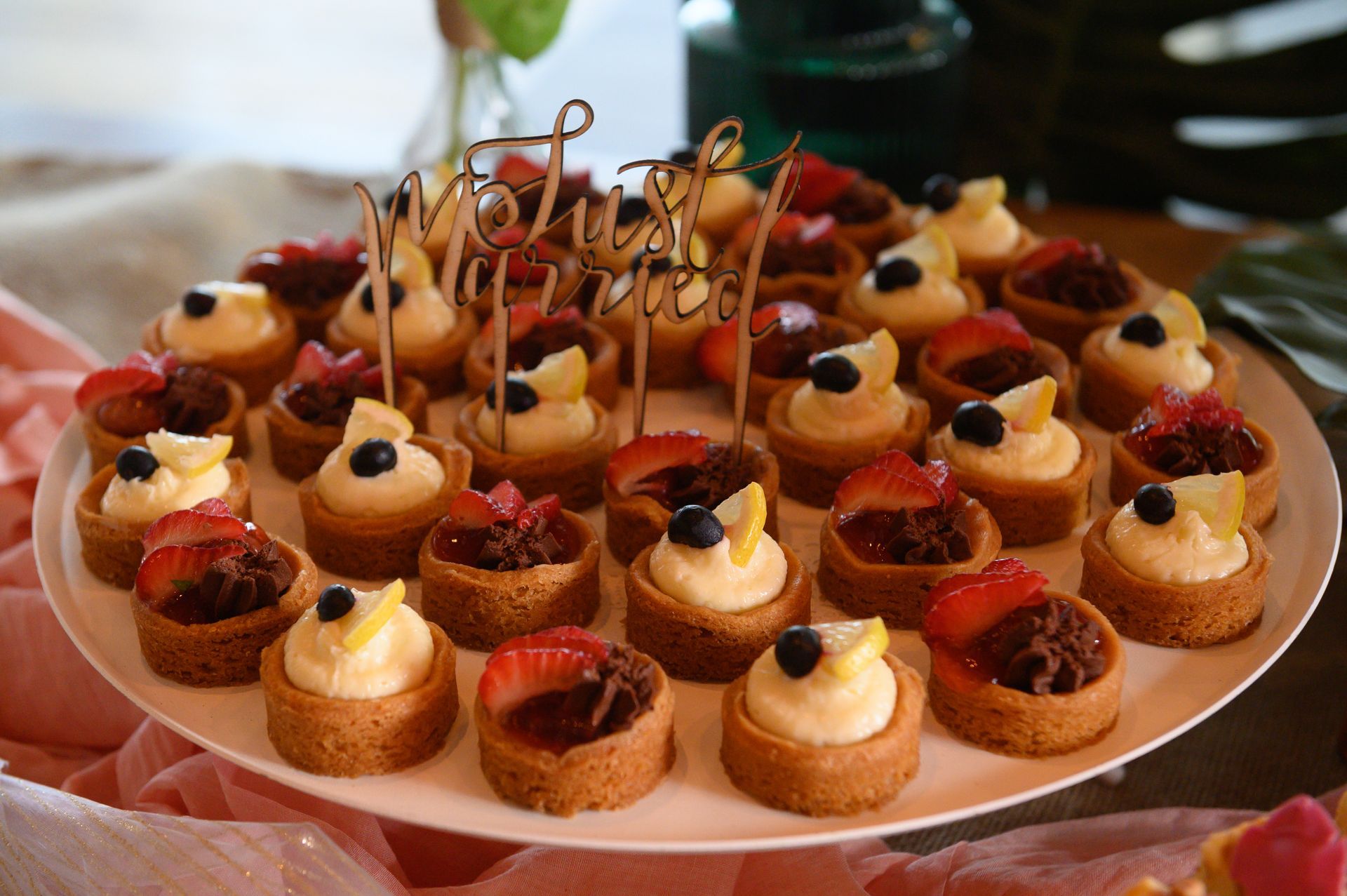 Dessertschotel met minitaartjes, diverse toppings en een 