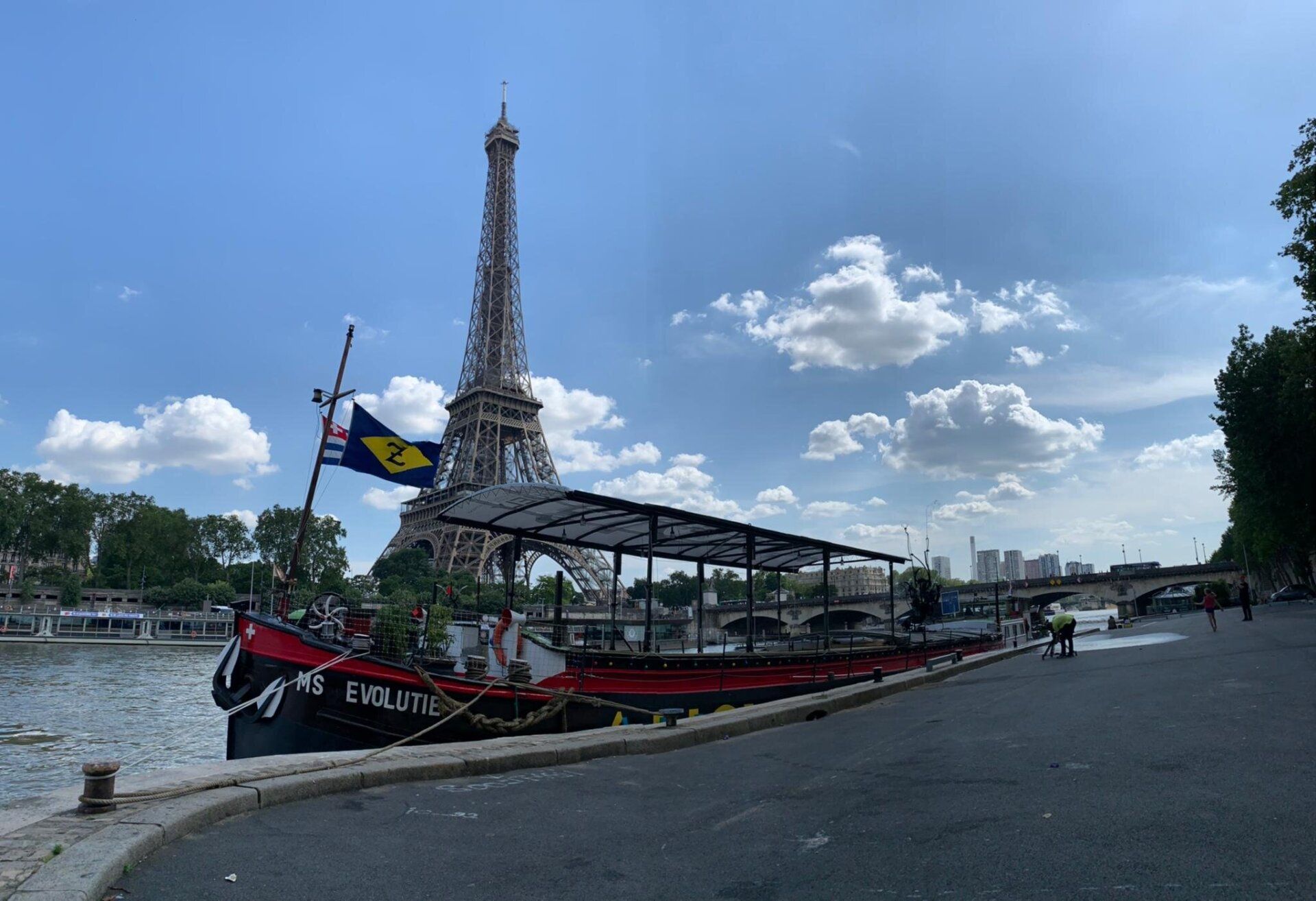 Die MS Evolutie auf Tournee in Paris