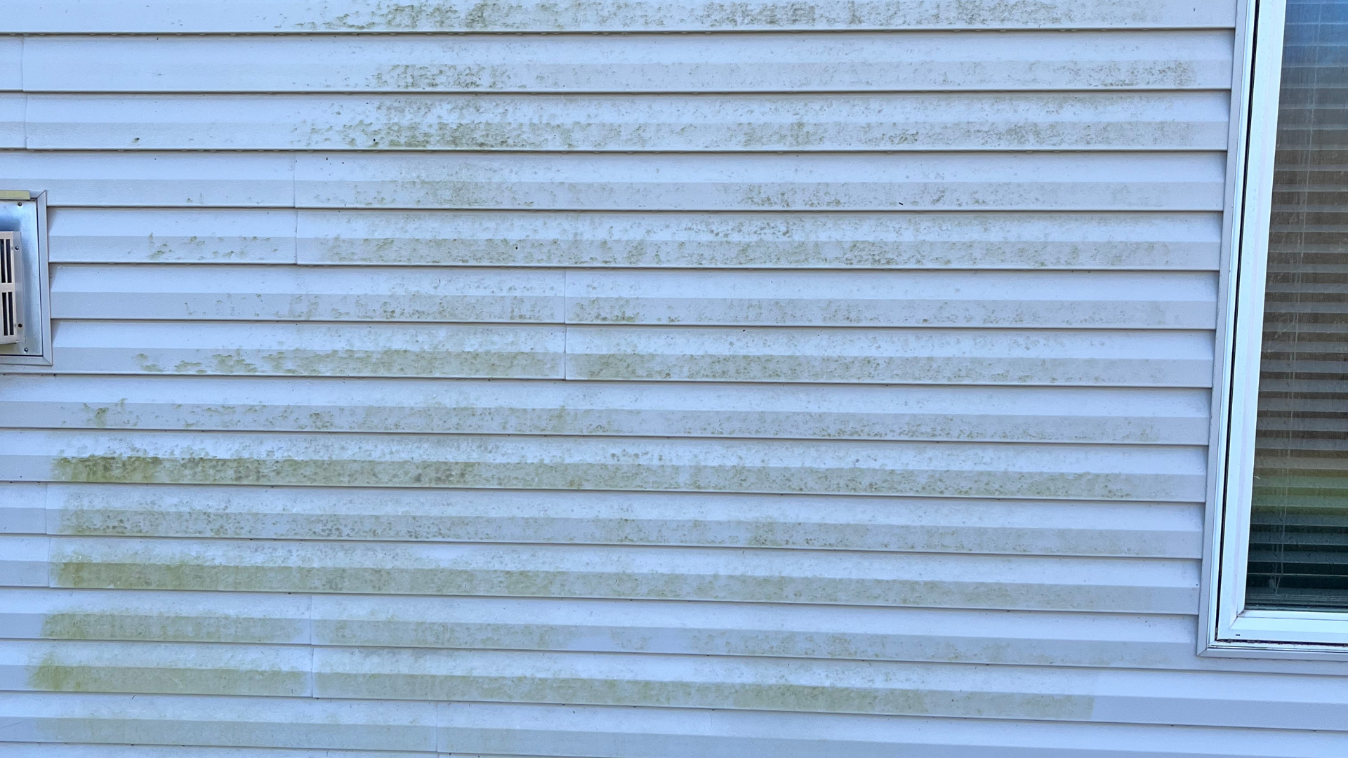 dirty-siding-before-powerwash
