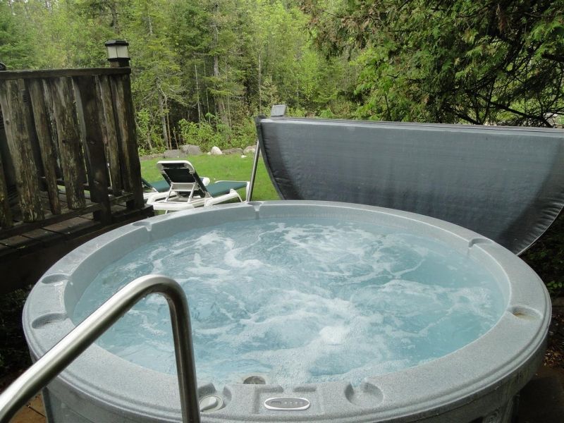 A round hot tub with a staircase leading to it