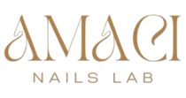 Logo di AMACI Nails Lab in oro e testo beige su sfondo bianco.