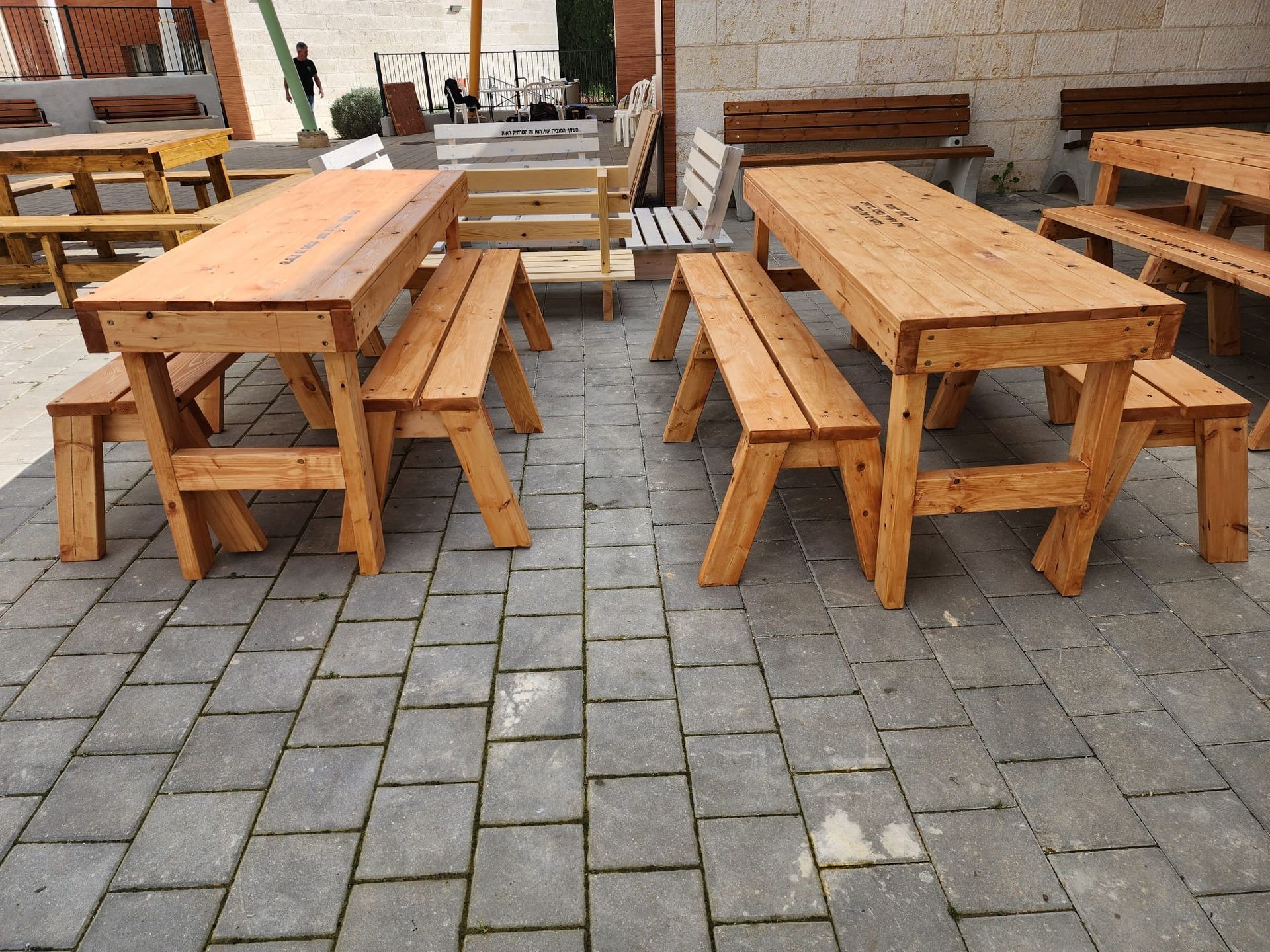 שולחנות בר ודרגשי ישיבה מוגבהים