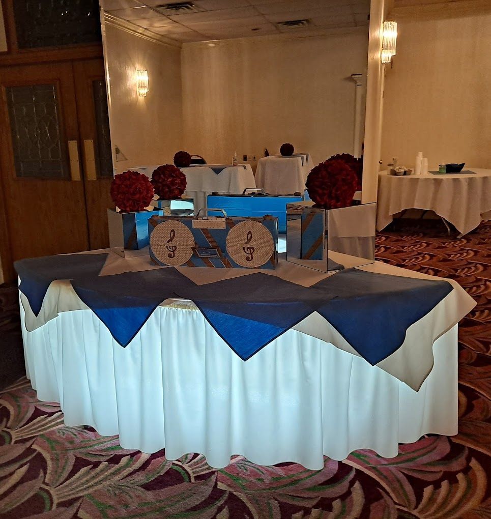 A table with a blue table cloth and a white table cloth