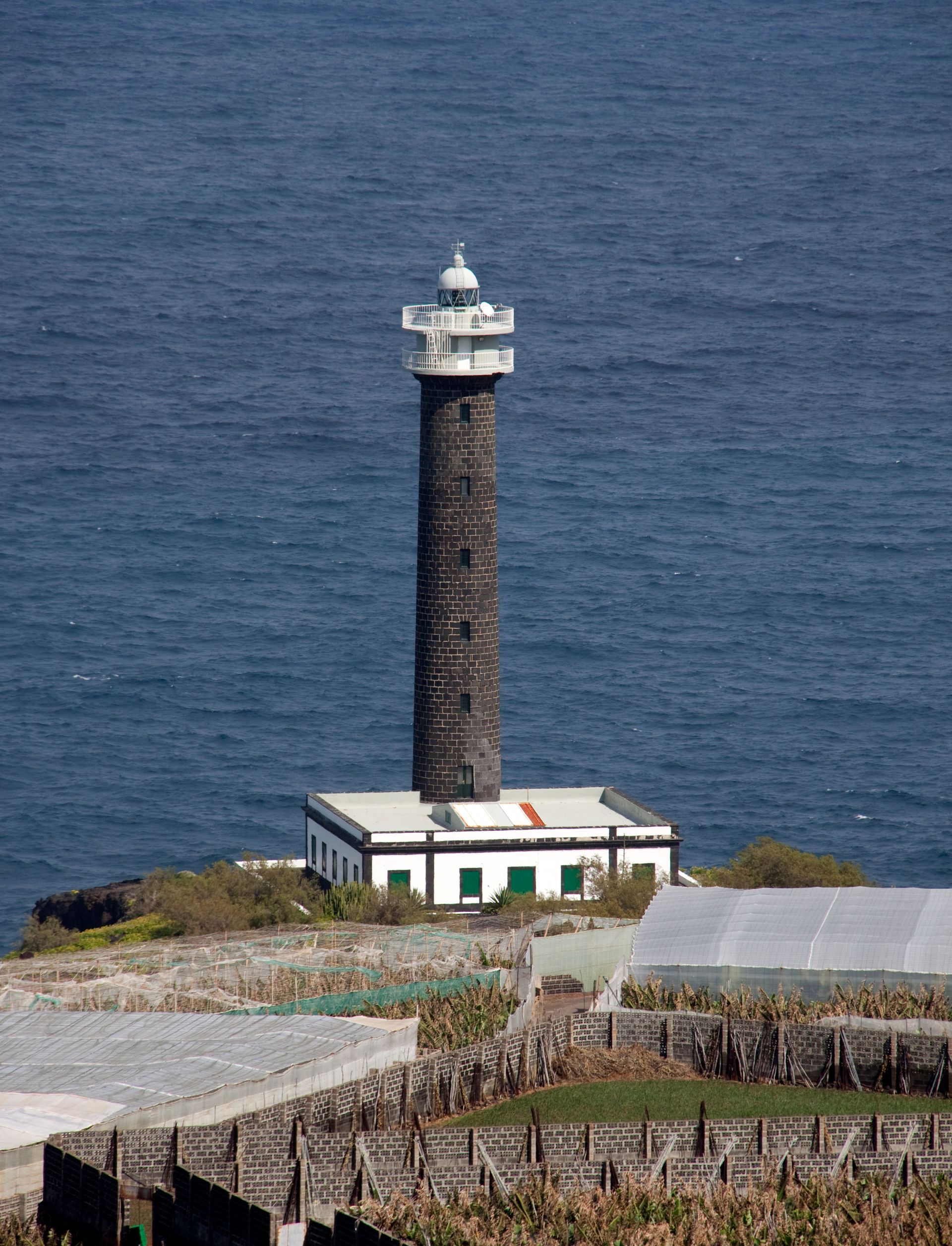 Un faro en una pequeña isla en medio del océano