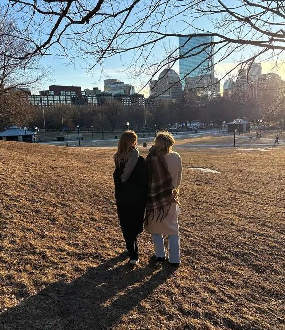 Dos mujeres están paradas una al lado de la otra en un campo.