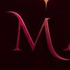 Letra “M” estilizada de color rosa rojizo sobre un fondo oscuro, que brilla con un diseño elegante y reluciente.