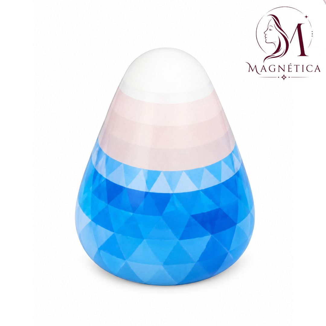 Tarro cosmético azul facetado con forma de lágrima y tapa blanca y rosa, sobre fondo blanco.