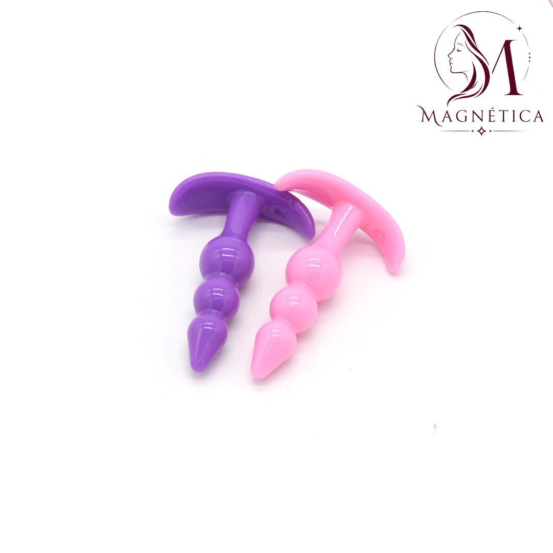 Dos accesorios cónicos en espiral de color púrpura y rosa sobre un fondo blanco.