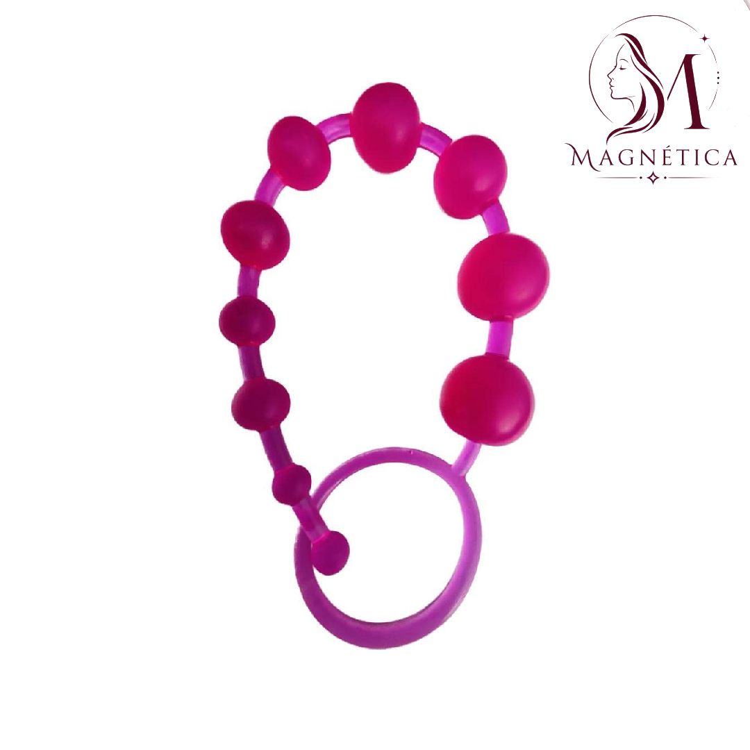 Joyas de cuentas magenta con forma de bucle y cierre de anilla sobre fondo blanco.