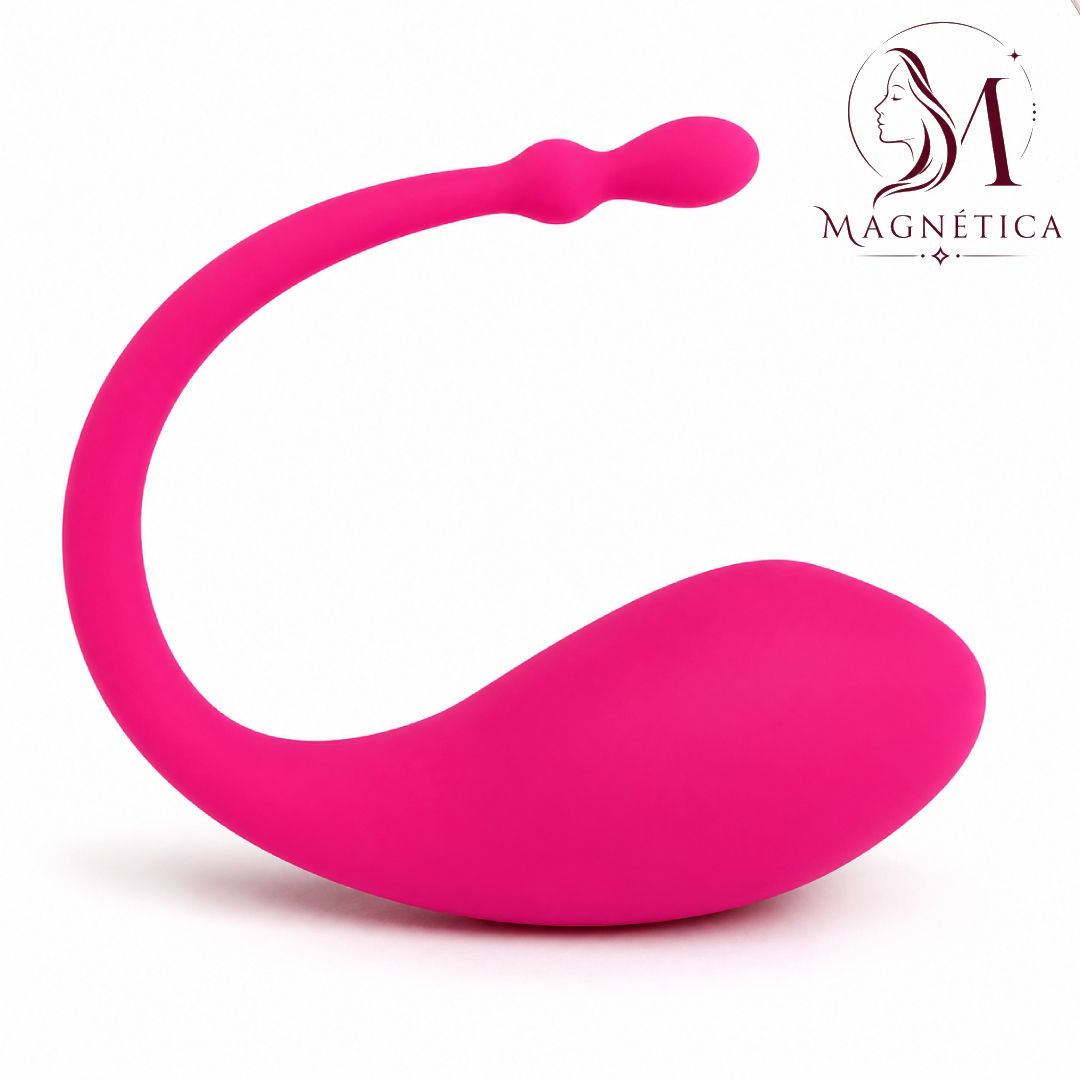 Vibrador curvo de silicona rosa sobre fondo blanco con un pequeño logotipo en la esquina.