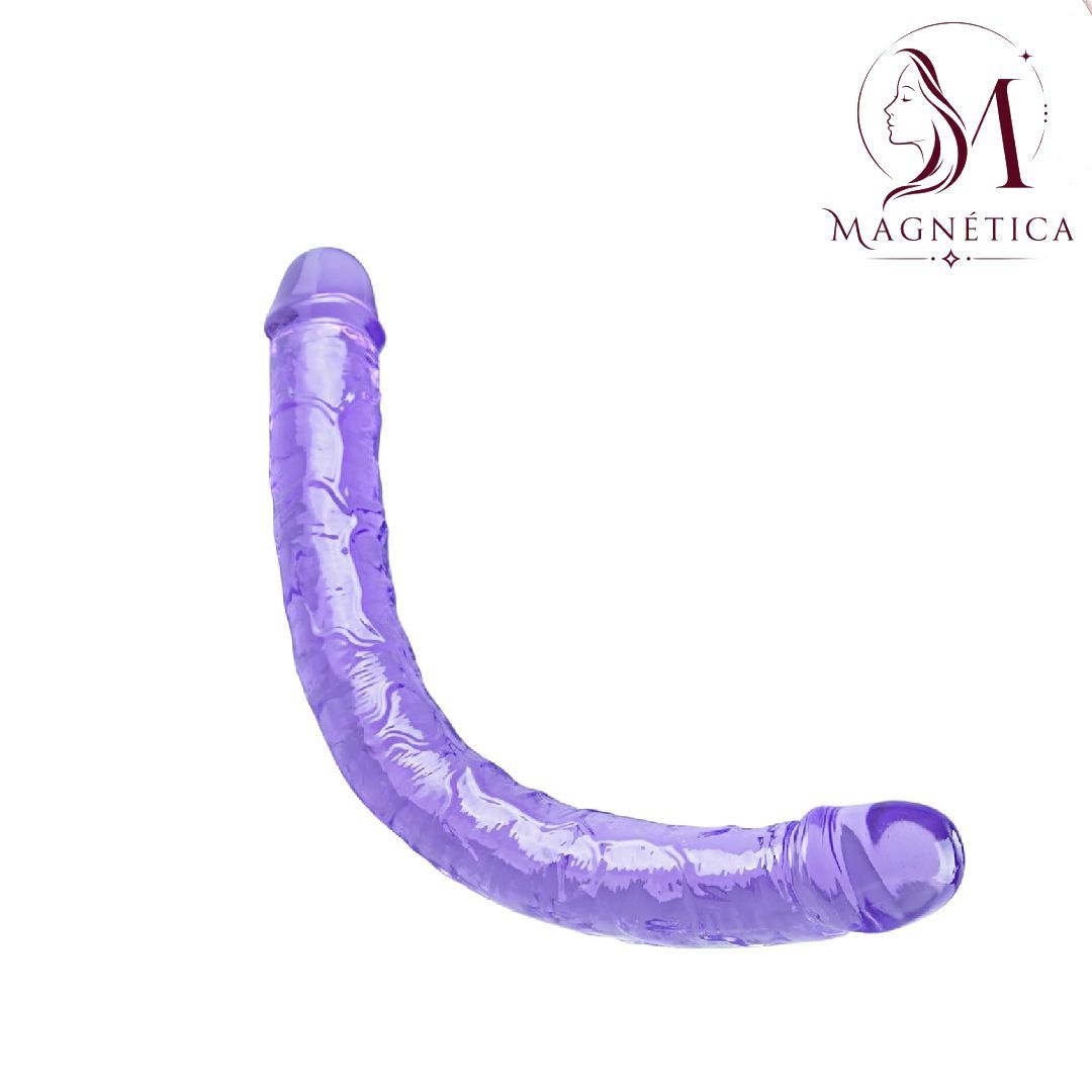 Dildo curvo texturizado de color morado sobre fondo blanco con el logotipo de Magnelica en la esquina.
