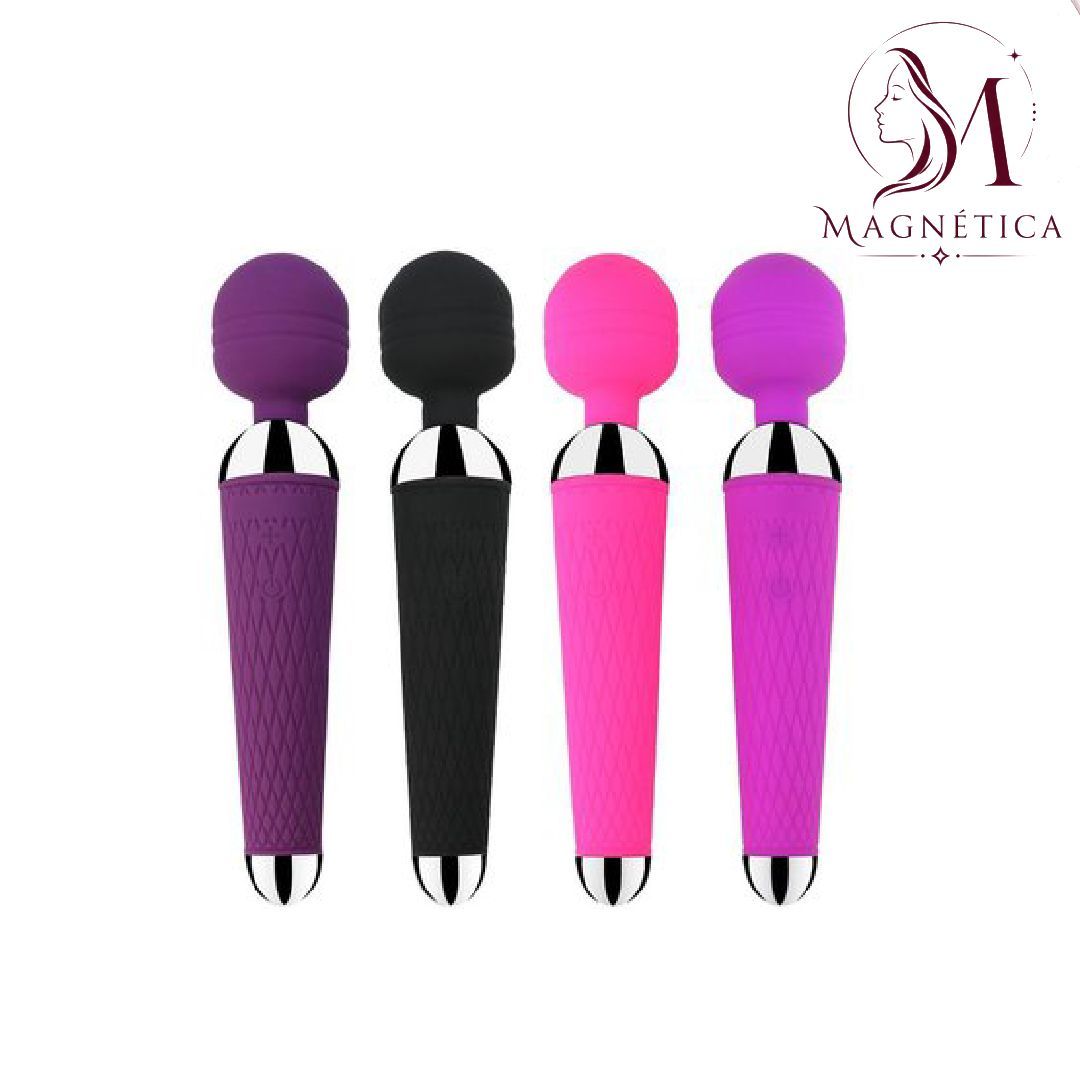 Cuatro coloridas herramientas de masaje manuales con cabezales redondeados en morado, negro, rosa y magenta sobre un fondo blanco.