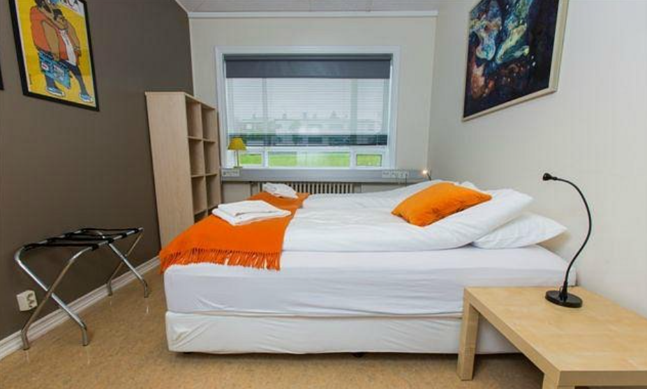 A hotel room with a bed and a table