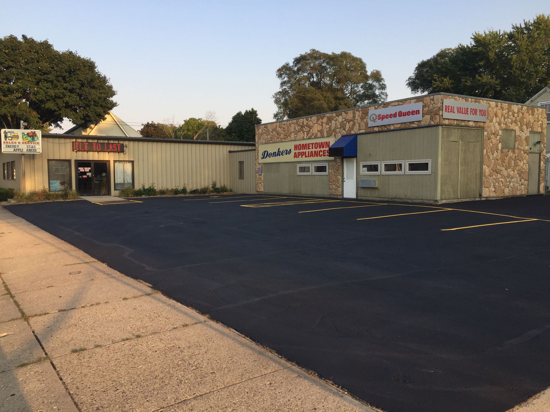 A parking lot in front of a building that says ' car wash ' on it
