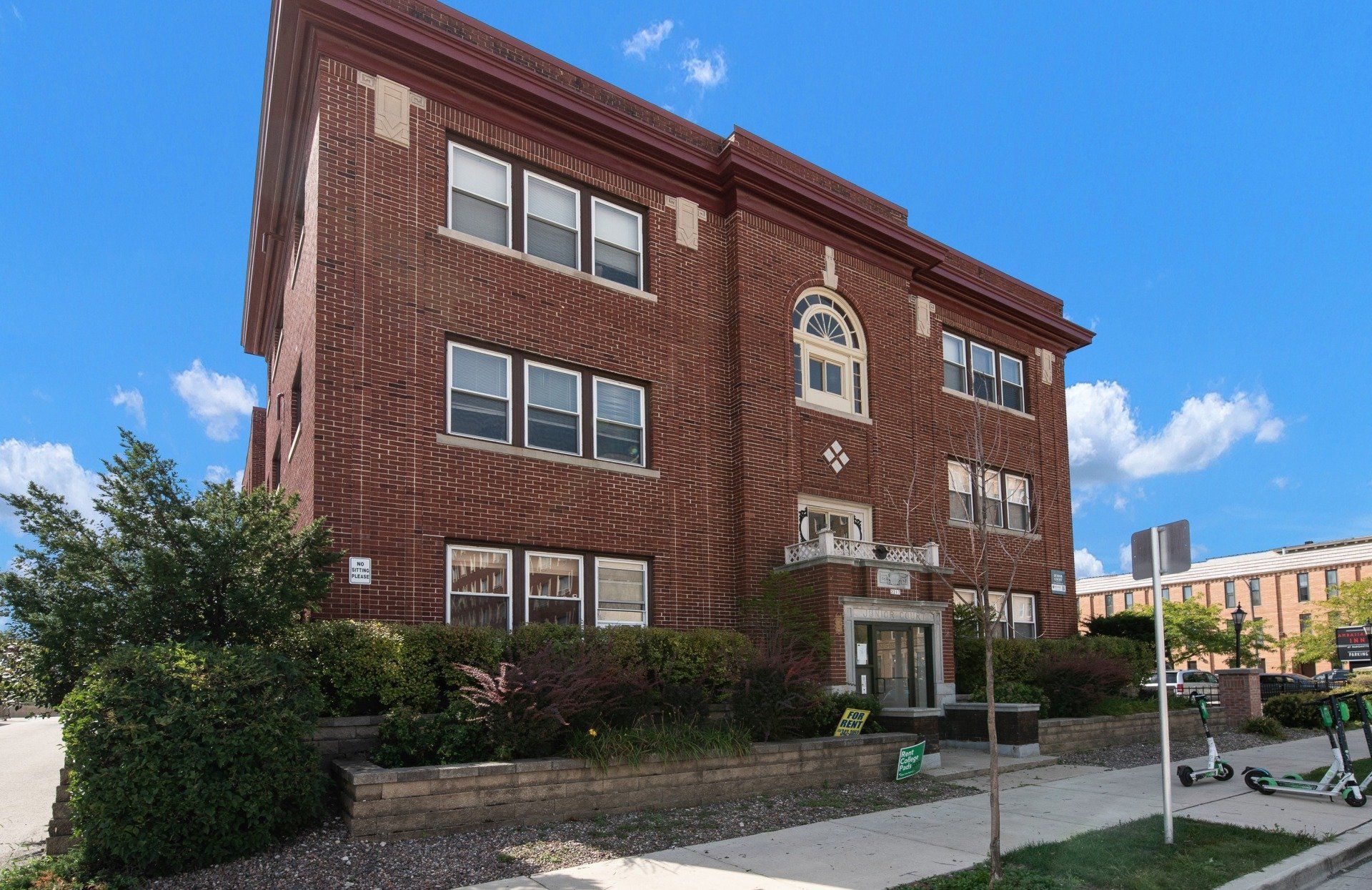 2217 W Wisconsin Ave