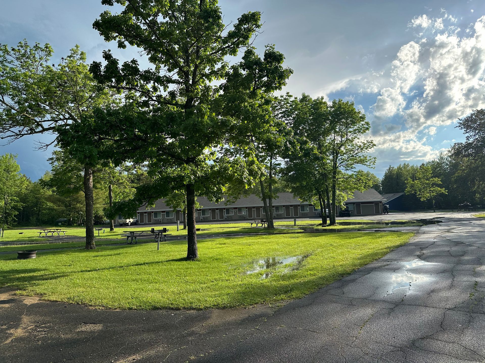 A picnic area image of the Trails Inn Motel and Campground. A picnic area image of Trails Inn Quadna Mountain Motel & RV Campground.