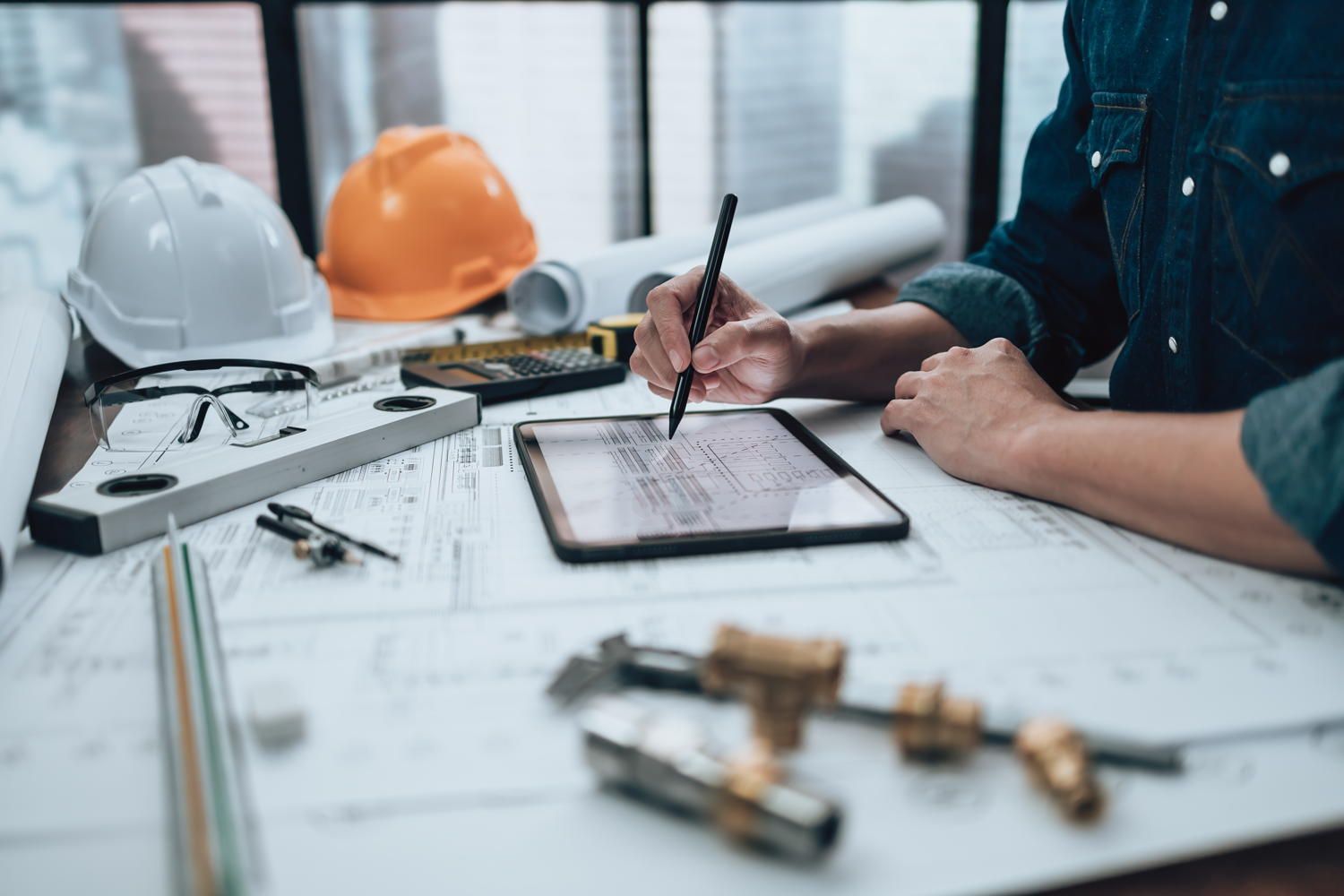Architekt arbeitet am Tablet