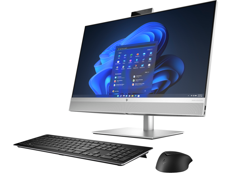 Ordinateur de bureau tout-en-un HP argenté avec clavier et souris sur une surface blanche, affichant interface Windows 11.