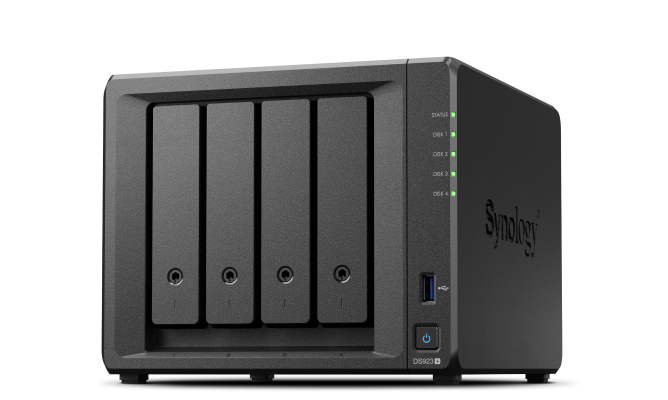NAS Synology noir avec quatre baies pour disques durs, bouton d'alimentation et voyants d'état.
